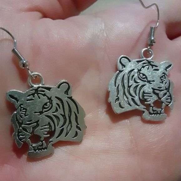 Sterling Silver hooks stainless steel tiger detailed earrings new - Picture 2 of 5